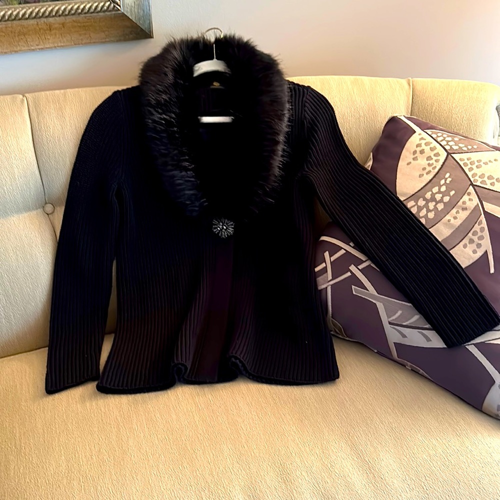 Black ribbed knit sweater with removable faux fur collar